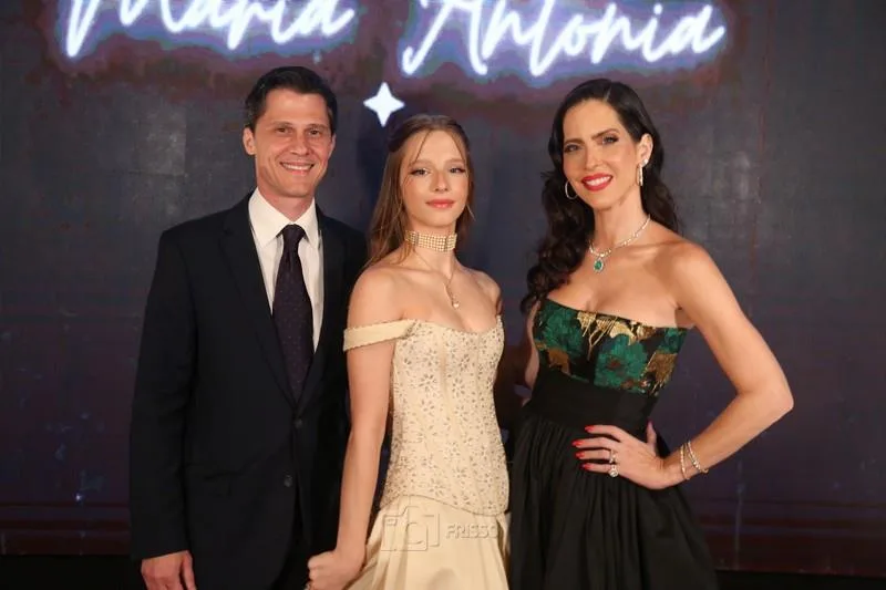 Brilho e glamour marcam a festa de 15 anos de Maria Antônia, filha de Marcella e Eugênio Porto