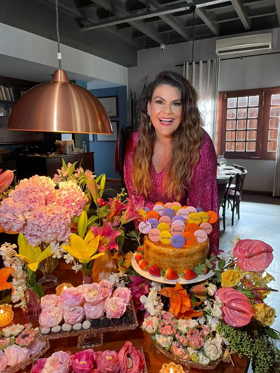 Kika Gurgel contagia em celebração aniversarial