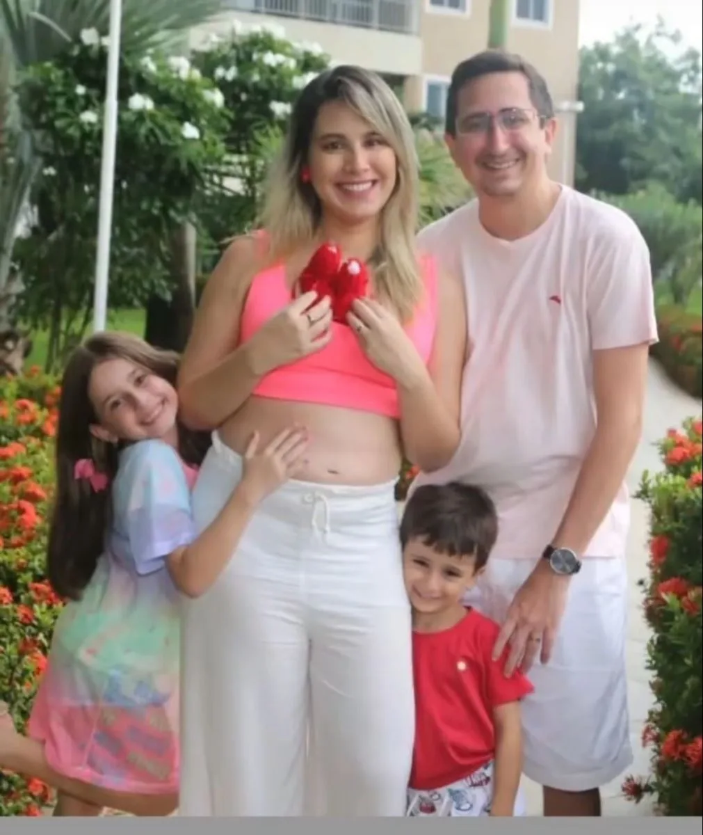 Roberto Victor e Rayssa esperam Mariana, a nova bebê da família, com os irmãos Maria e Victor