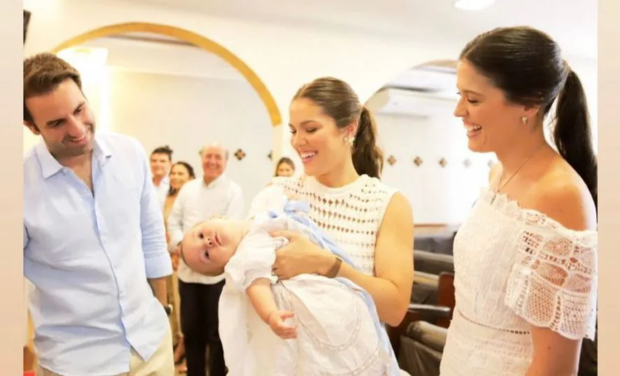 Dani Eloy e Vitor Frota levam Ravi à pia batismal