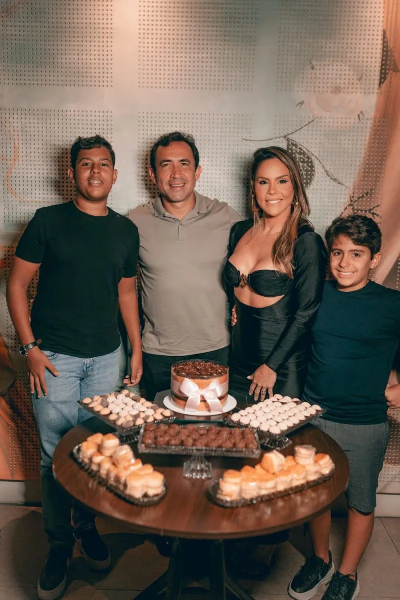 Laís Barbosa comemora a nova idade rodeada dos mais queridos