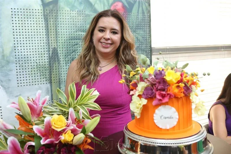 Camila Ximenes ganha surprise das amigas para celebrar a nova idade