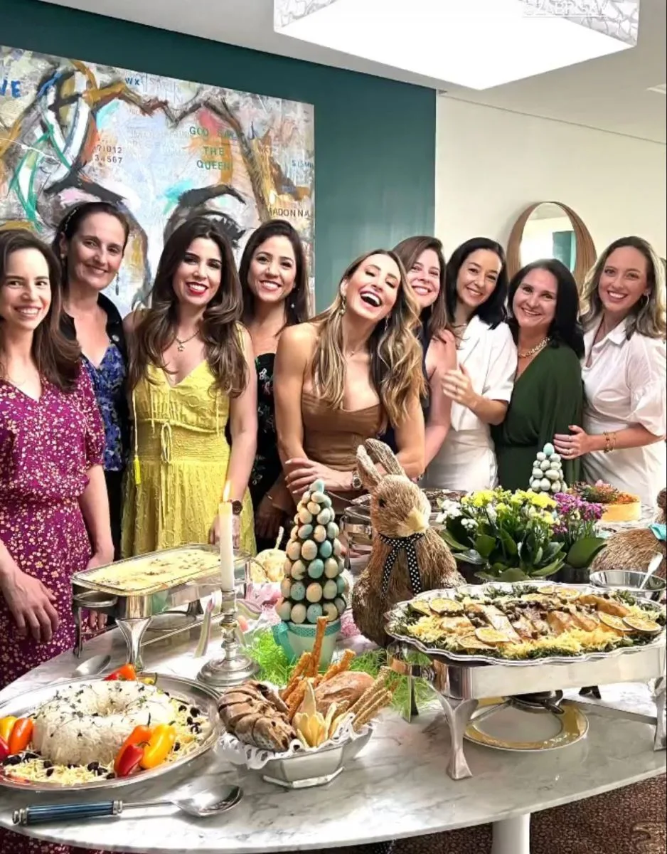 Melaine Fernandes recebe amigas em almoço especial