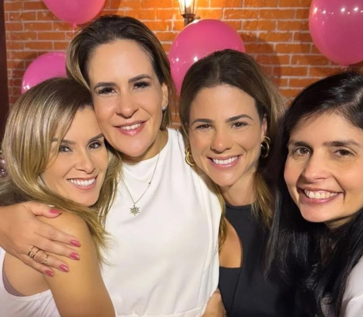 Lia Gondim recebe grupo de amigas para comemorar seu aniversário