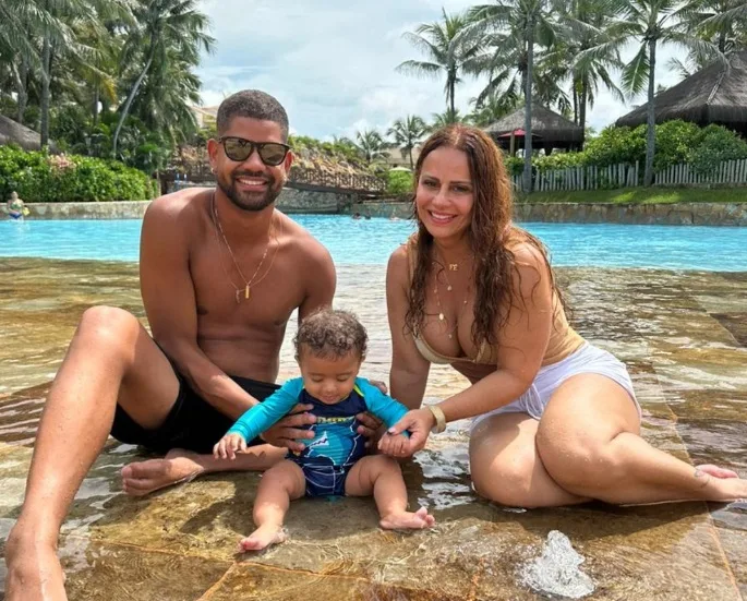 Viviane Araújo vai ao Beach Park em primeira viagem com o filho