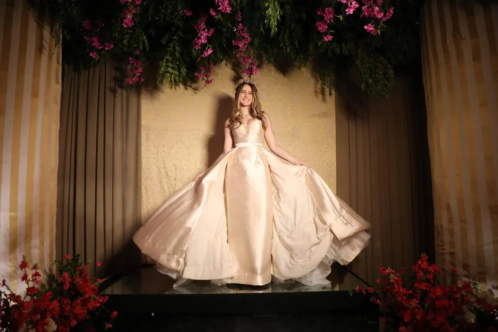 Any Maia celebra baile debutante