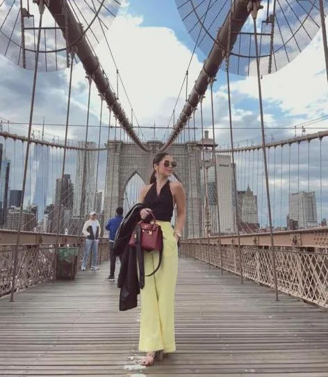 Heide Bitu causa frisson pelas ruas do Brooklyn, em New York