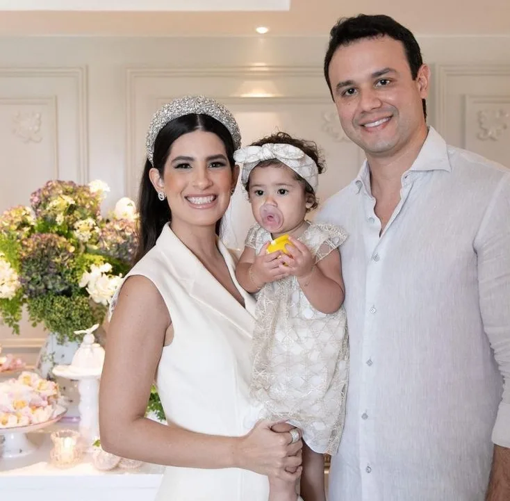 Bruna Braga e Manoel Pimenta levam a filha Aurora a pia batismal