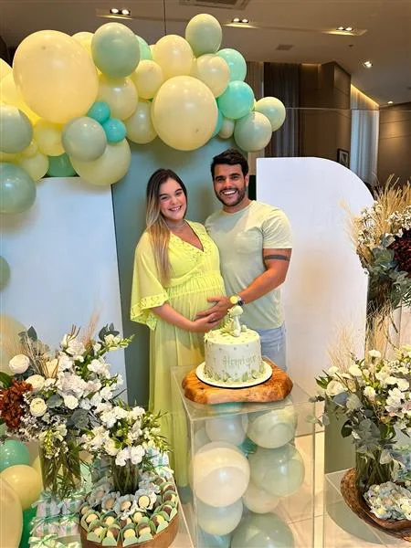 Fernando e Nicolle Vichnevski Costa são surpreendidos com o chá de fraldas do Hernique