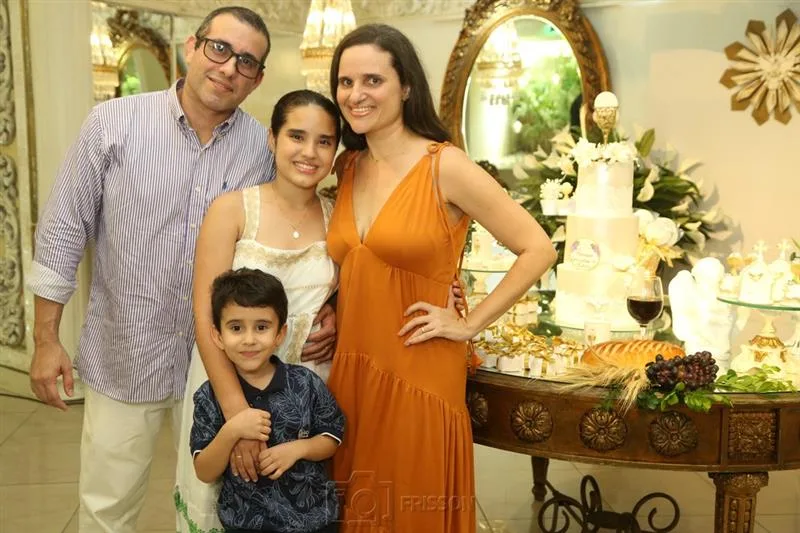 Letícia Ribeiro e Marcus Aurélio Campos celebram a 1ª Comunhão da filha Rebeca