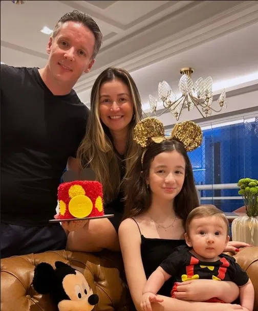 Erik e Rafaella Kleinberg celebram oito meses de Robert