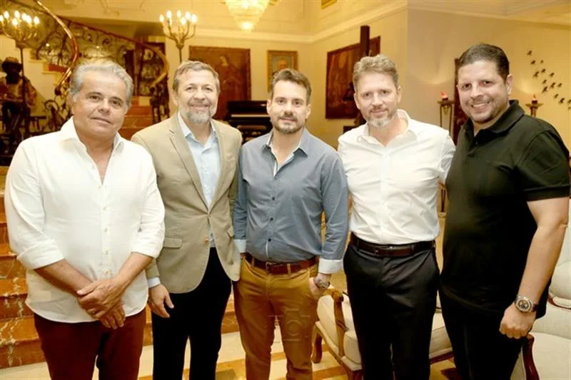 Família Dias arma dinner em torno de Pedro e Claudia Bartele