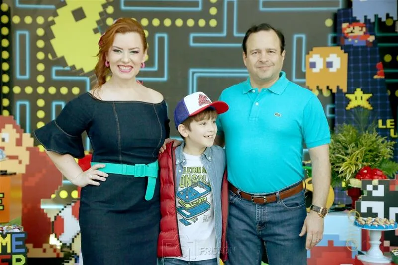 Aline e Igor Barroso celebram oito anos de Victor