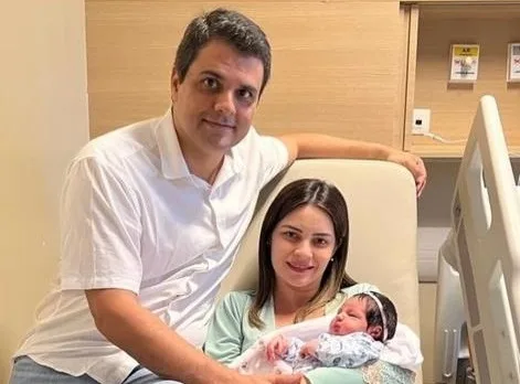 Cegonha entrega Jade para Gardel Rolim e Nayra Feitosa