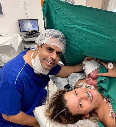 Cegonha entrega Nicole para Fernanda e Tasso Pacheco