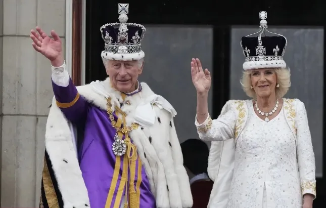 Rei Charles III e rainha Camilla são coroados no Reino Unido