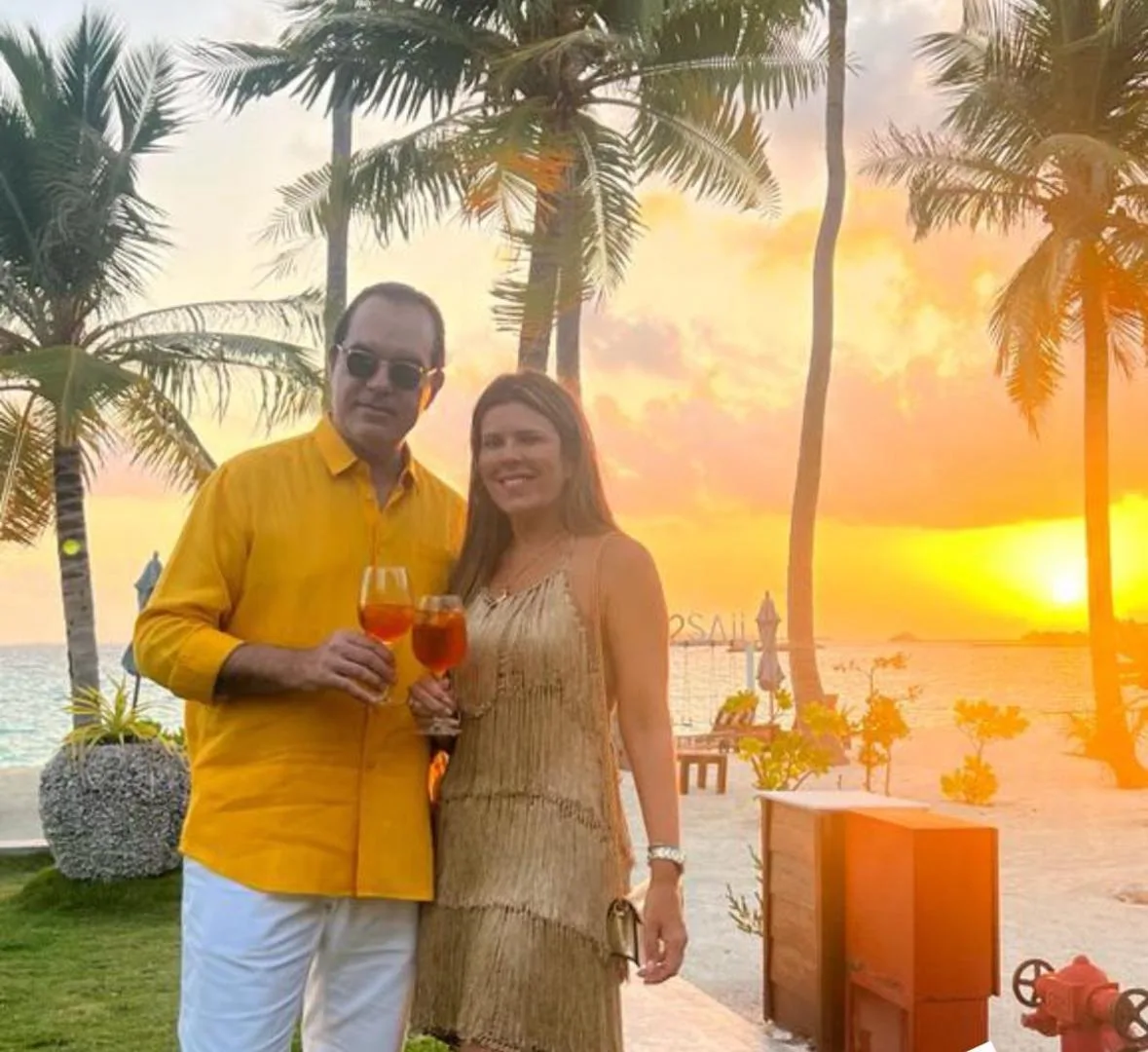 Marina Bastos e Leonardo Albuquerque brindando nas Maldivas