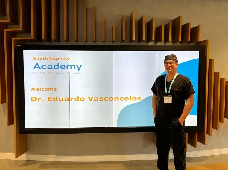 Eduardo Vasconcelos participa de curso sobre cirurgias avançadas em joelho