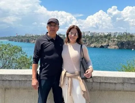 Eduardo e Sandra Rolim curtem férias em navio e posam na Turquia