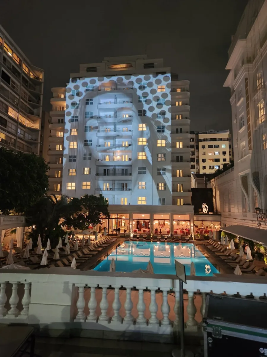 Copacabana Palace recebe intervenção em sua fachada com o projeto artístico e social