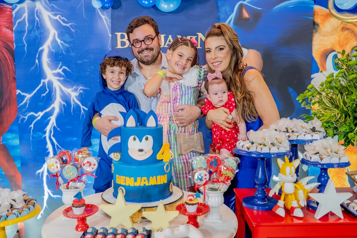 Paty Santiago e Alcimor Neto assopram as quatro velinhas do filho Benjamin