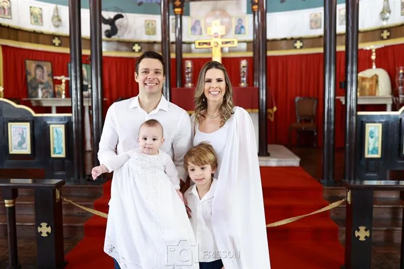 Aline Mota e Diogo Ferreira Gomes levam Luca à pia batismal