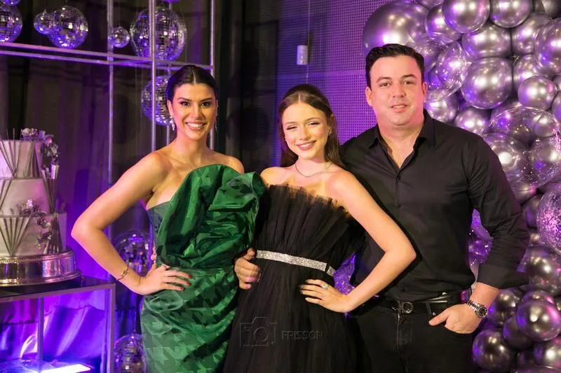 Sarah Falcão celebra seus 15 anos em party com muito frisson