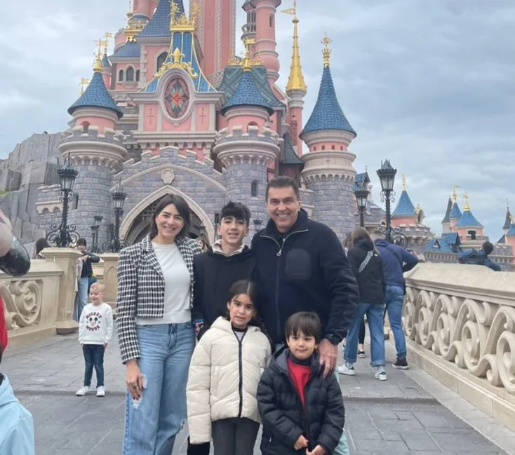 Mary Canamary e Idezio Rolim curtem dias de diversão, com os filhos, na Disney Paris