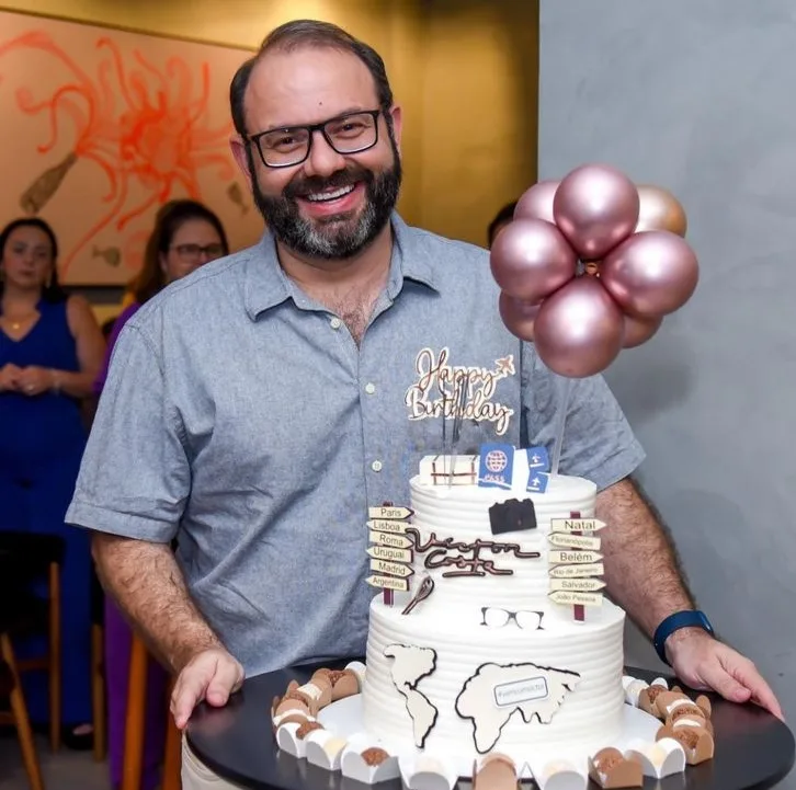 Victor Costa ganha os parabéns em festa surpresa