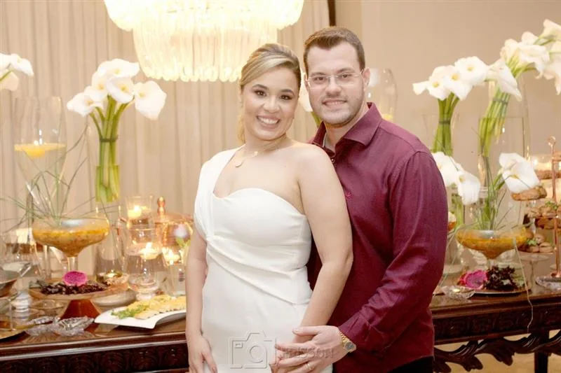 Bárbara Ellen e Flávio Filho brindam aniversário e bodas de cinco anos