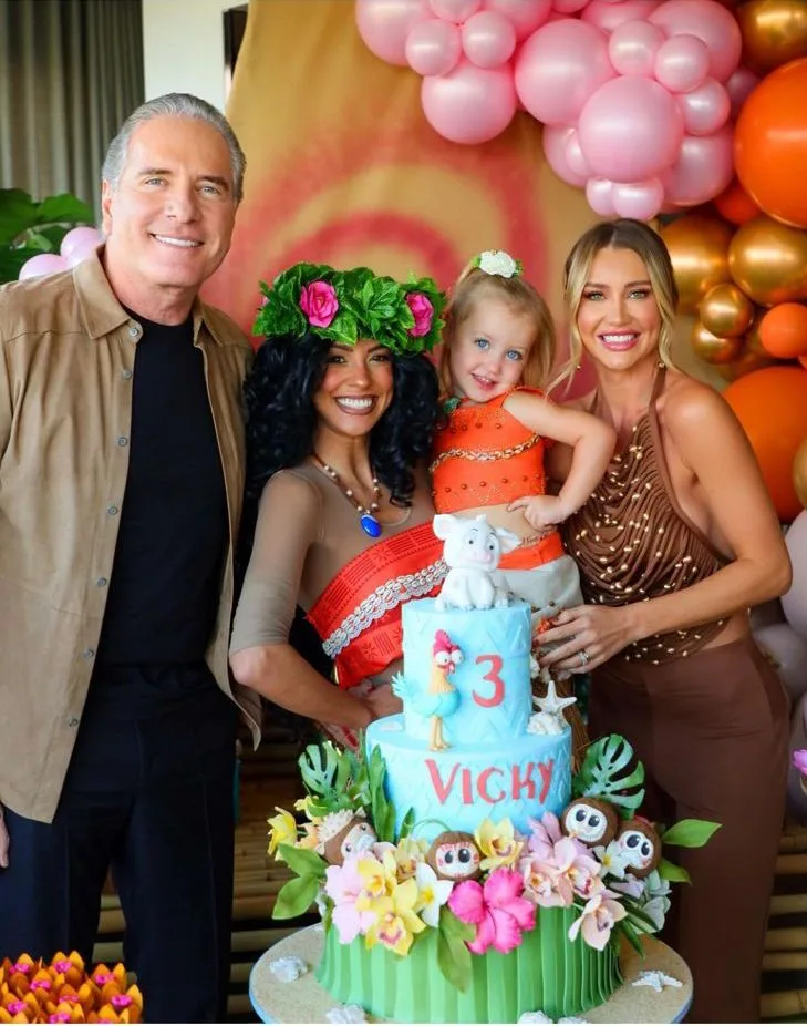 Ana Paula Siebert e Roberto Justus assopram velinhas com Vick