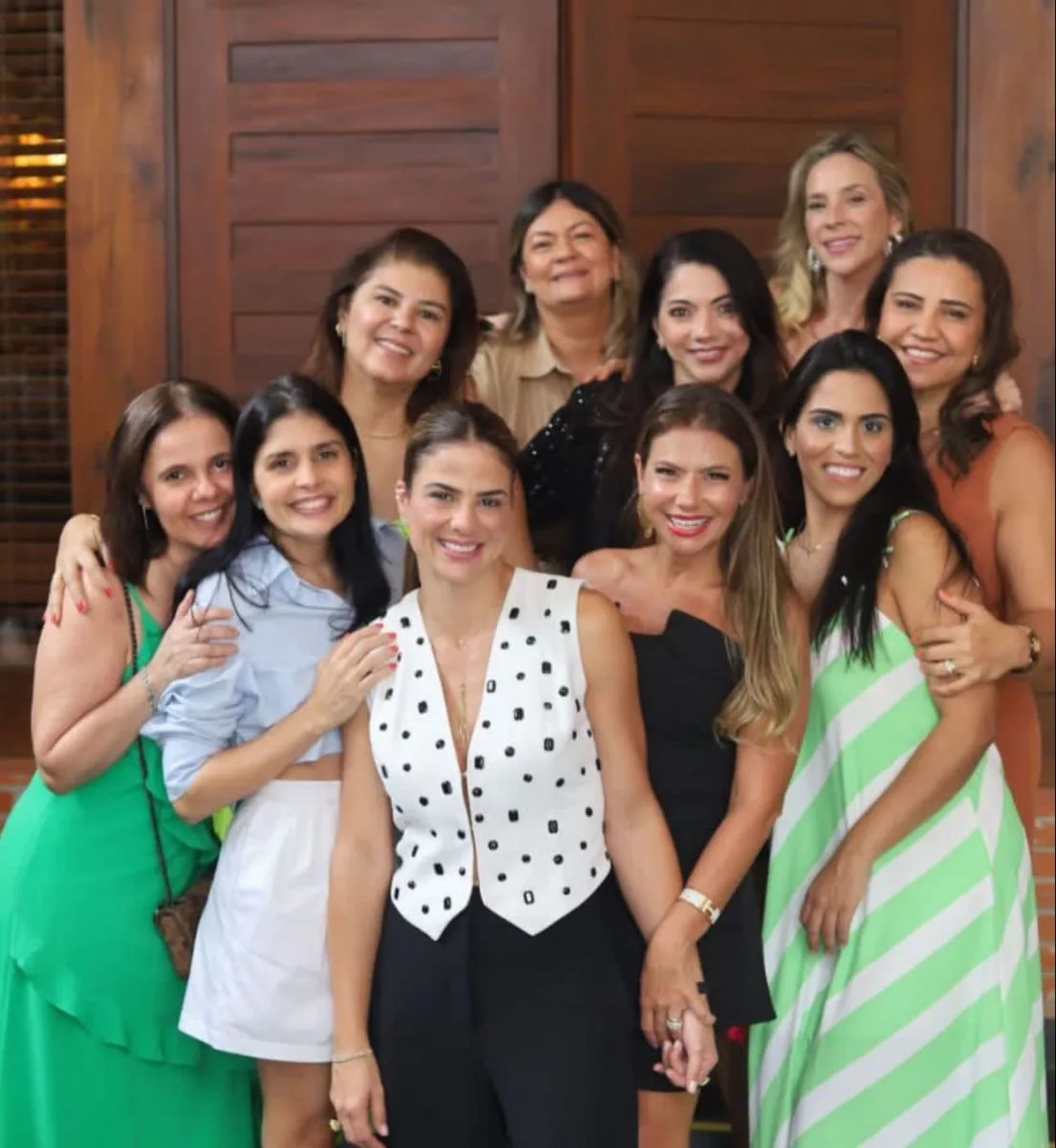 Juliana Roma é surpreendida com festa de aniversário