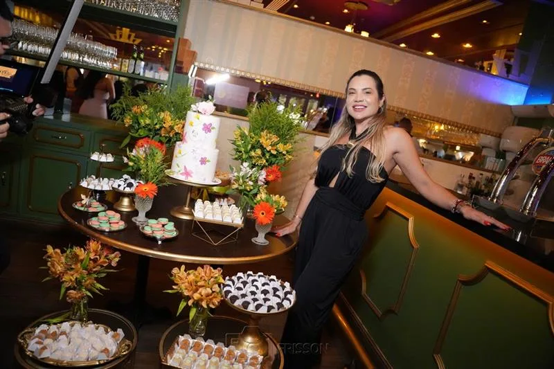 Risangela Lima ganha os parabéns em festa surpresa