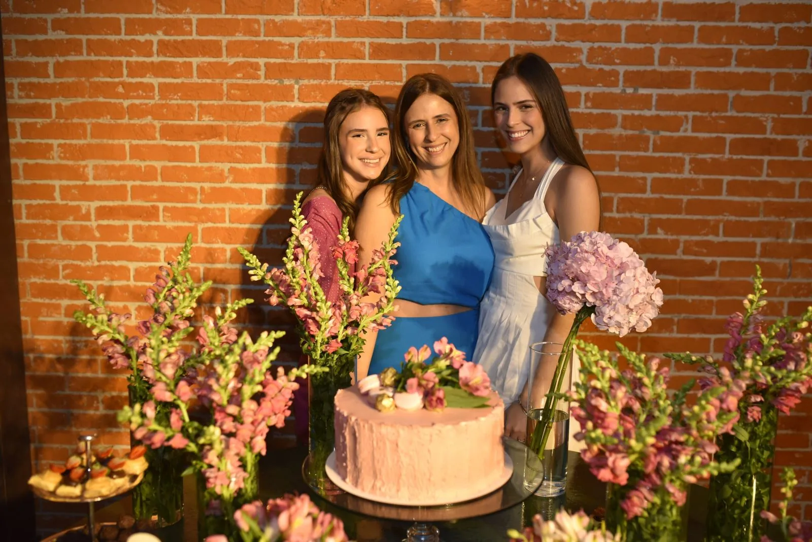 Gabrielle Nobre celebra 50 anos em festa das mais animadas