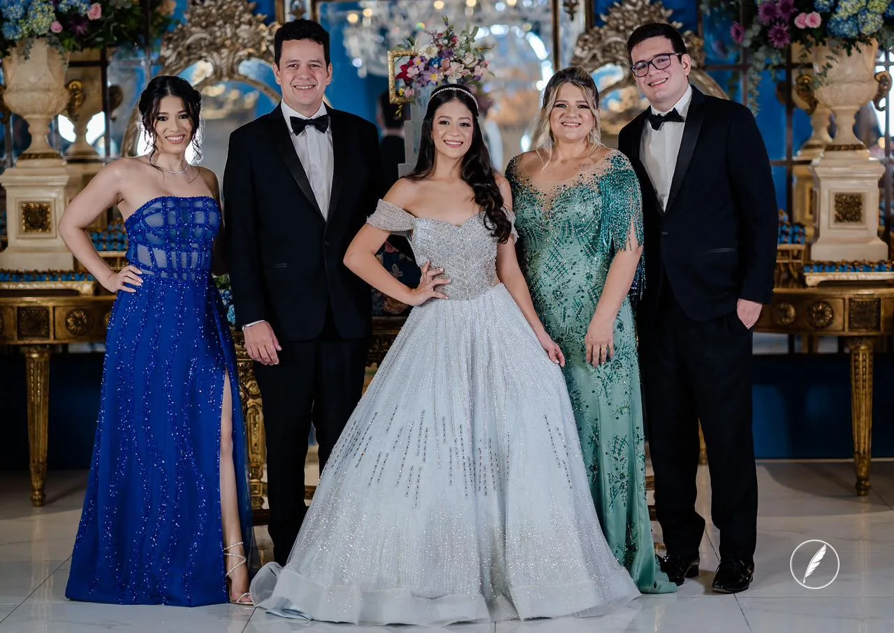 Alice Azevedo faz seu début em festa com produção cinematográfica