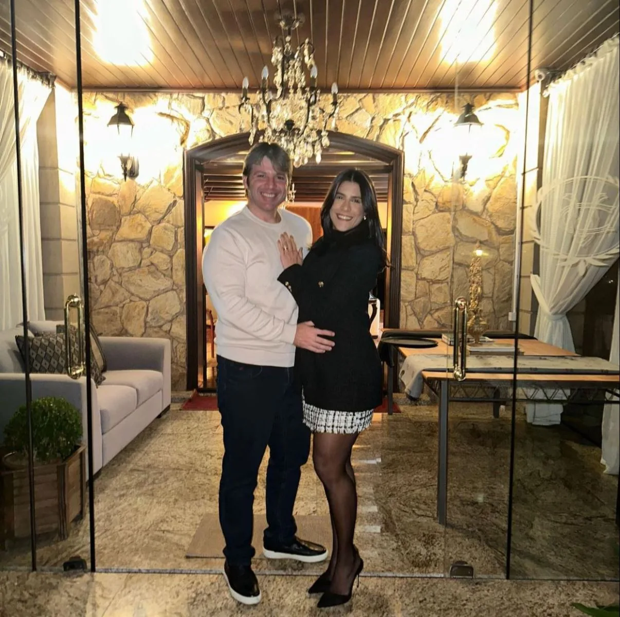 Clarissa Aguiar e Paulo Porto brindam 10 anos de casados