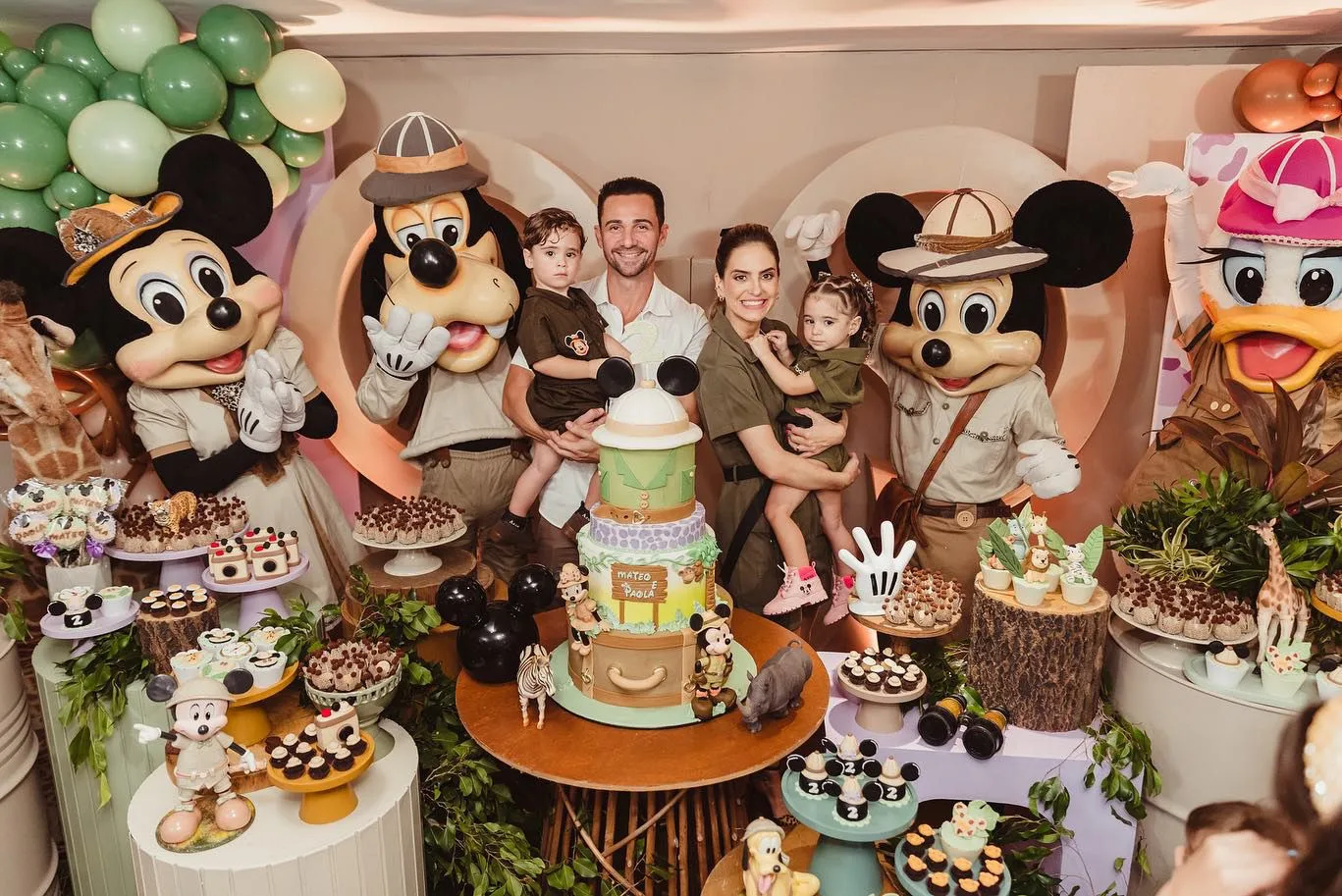 Darli Baião e Daniel Oliveira assopram as duas velinhas dos gêmeos Paola e Mateo