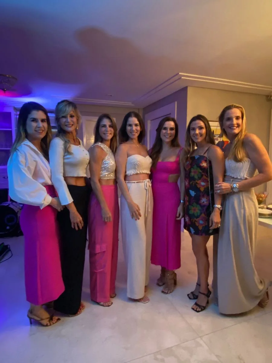 Carol Villar ganha os parabéns em festa surpresa