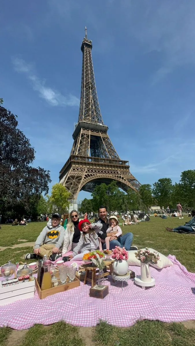 Juju Teófilo curte viagem em família por Paris