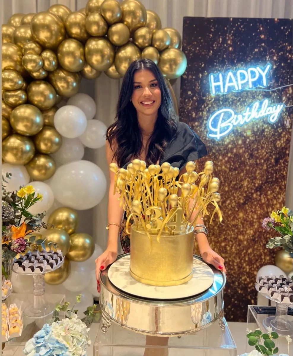 Manoela Pimenta é surpreendida com festa de aniversário