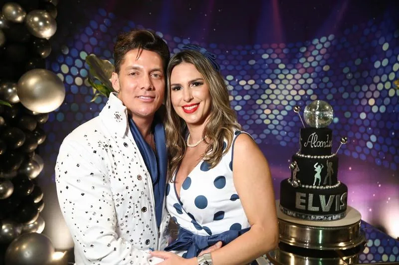 Alander Sobreira festeja nova idade com super festa dos anos 60