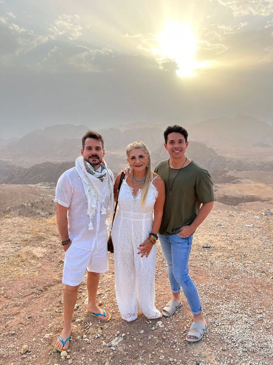 Rosângela, Patriolino e Miguel Dias Filho seguem em viagem com amigos em Petra, na Jordânia