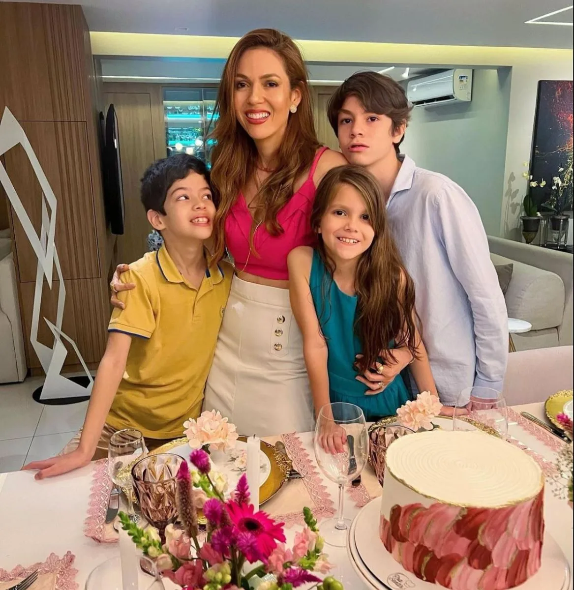 Ana Flávia Torquato ganha sessão sopro de velinha ao lado dos mais chegados