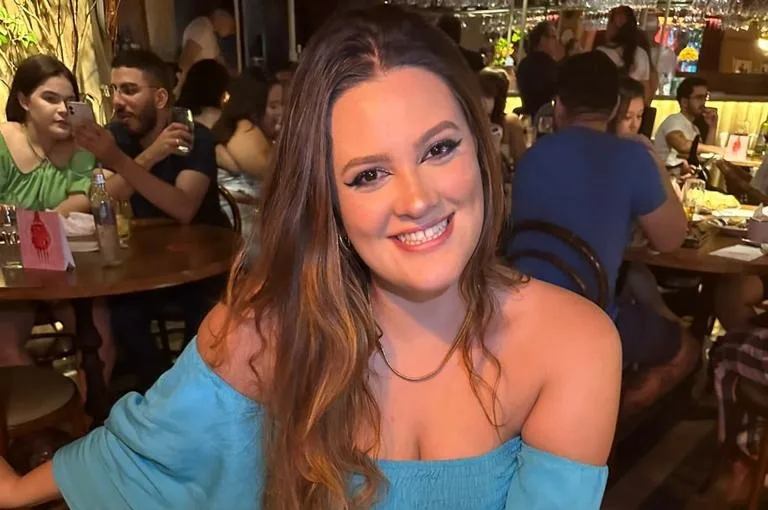 Mirella Bezerra celebra chegada aos 21 anos com a família