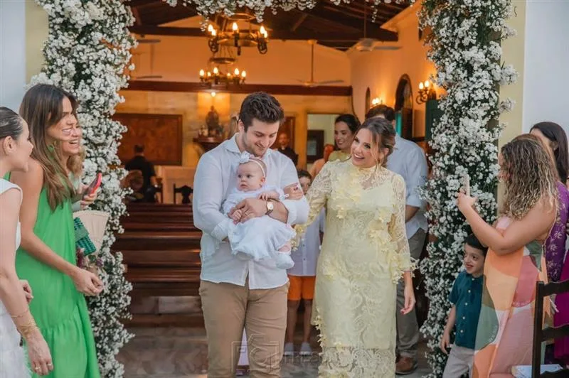 Fernanda Levy e Omar Macedo batizam a filha Maria em igreja na Fazenda Canhotinho, em Quixeramobim