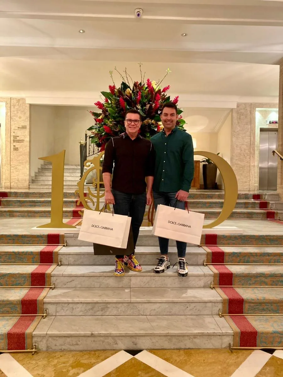 Roberto Alves e Jackson Braga acertam últimos preparativos do casamento no Copacabana Palace