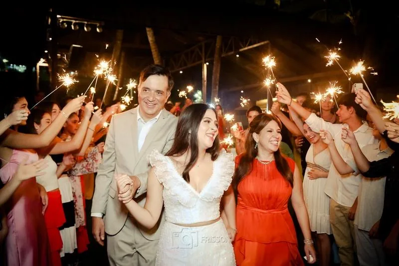 Eveline e Leandro Rego recepcionam amigos e familiares, no Iate Clube, para o début da filha Elise