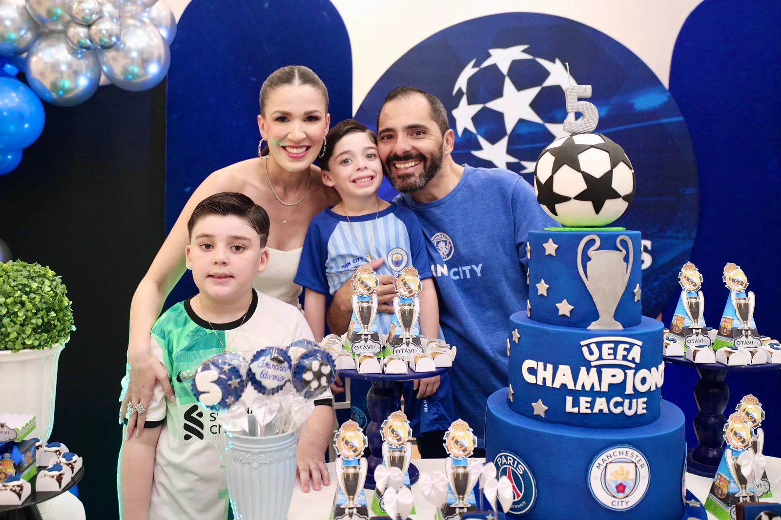 Giuliana Botelho e Atilla Fernandes cantam os parabéns para o filho Francisco Otávio