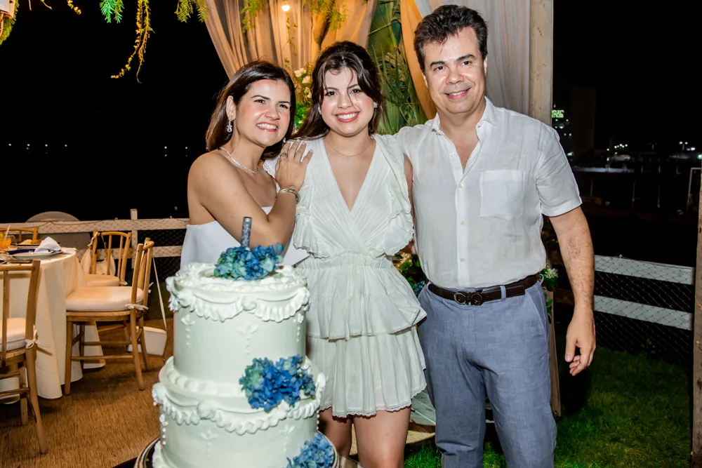 Sarah Brígido celebra 17 anos em animada sunset party