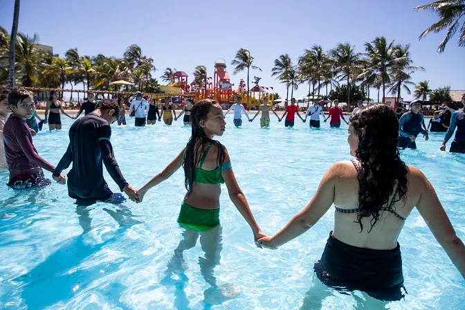 Beach Park participa da "Maior Aula de Natação do Mundo"